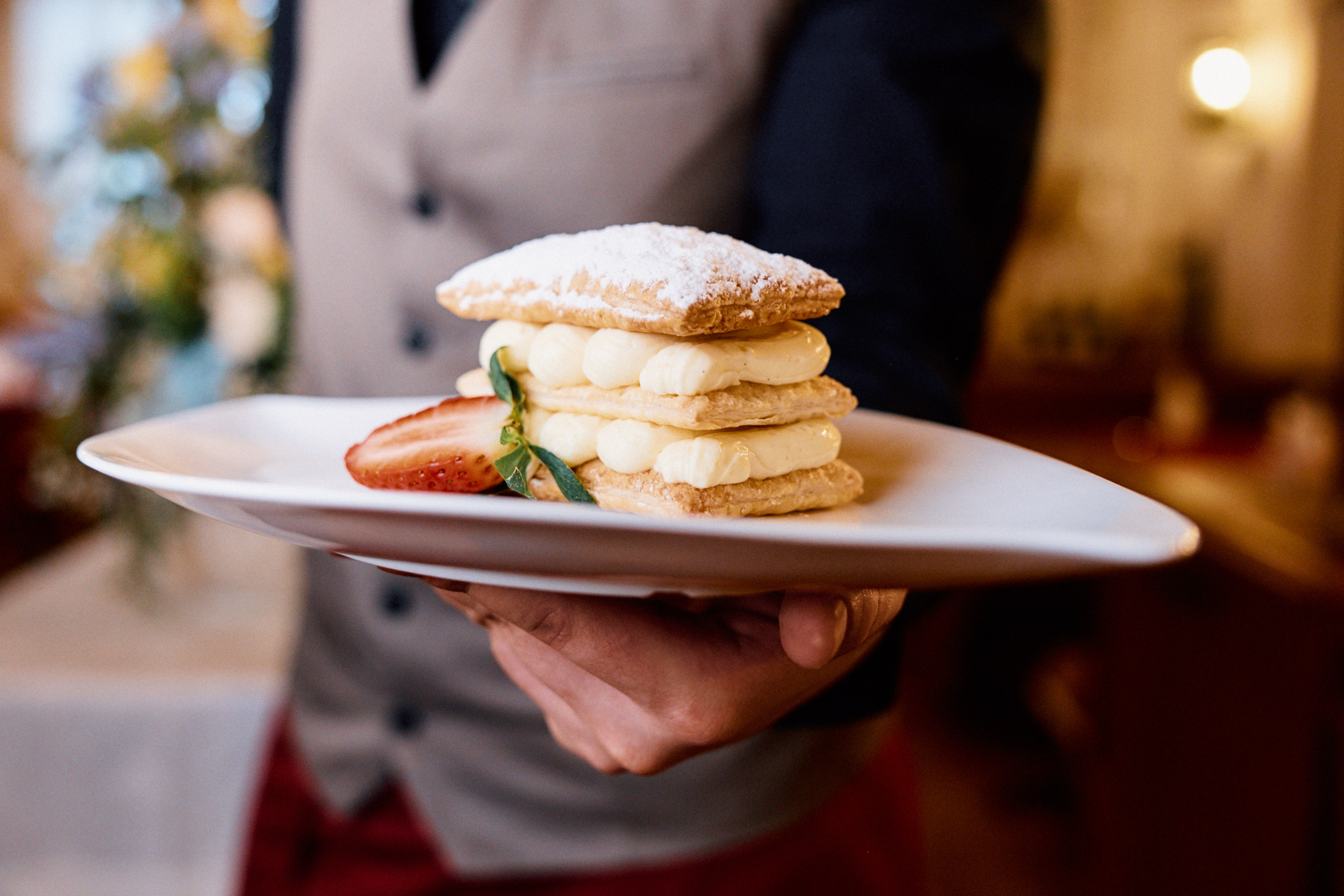 Hausgemachte Crèmeschnitte auf einem Teller – Dessert-Spezialität im Restaurant zum Schneggen in Reinach AG