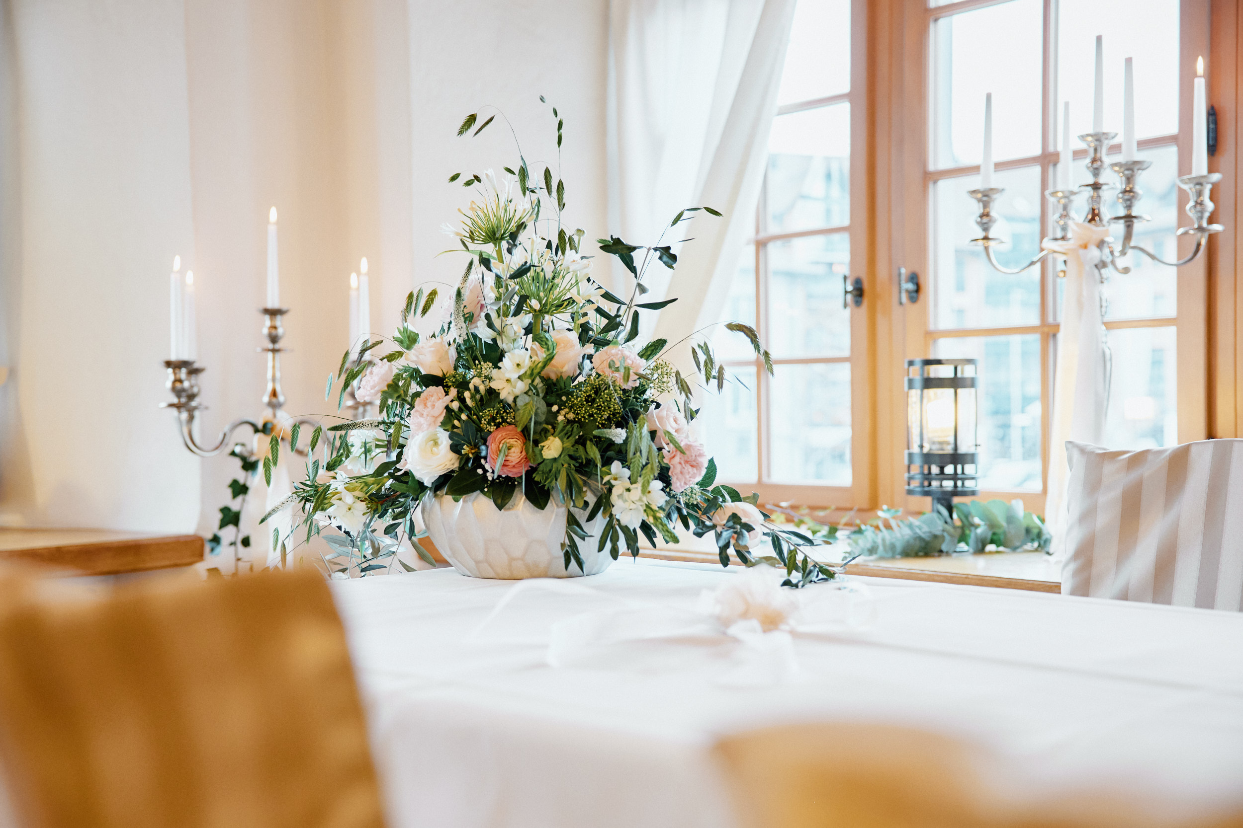 Festlich gedeckter Tisch mit Blumen und Kerzen – Ziviltrauung im stilvollen Ambiente, Hochzeitslocation Aargau, Hotel & Restaurant zum Schneggen Reinach