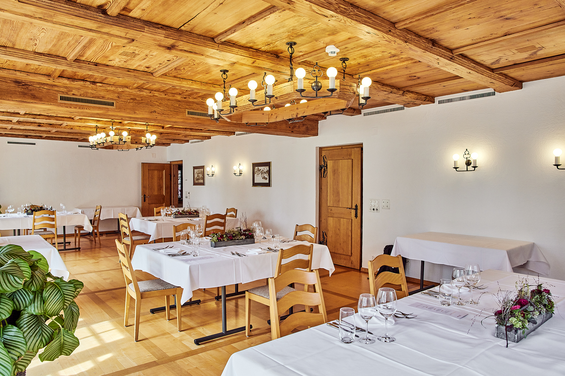 Heller, gemütlicher Raum mit Holzdecke und Holzboden – Schneggensaal oder Hombergsaal im Hotel & Restaurant zum Schneggen, ideal für Feiern, Tagungen und Seminare