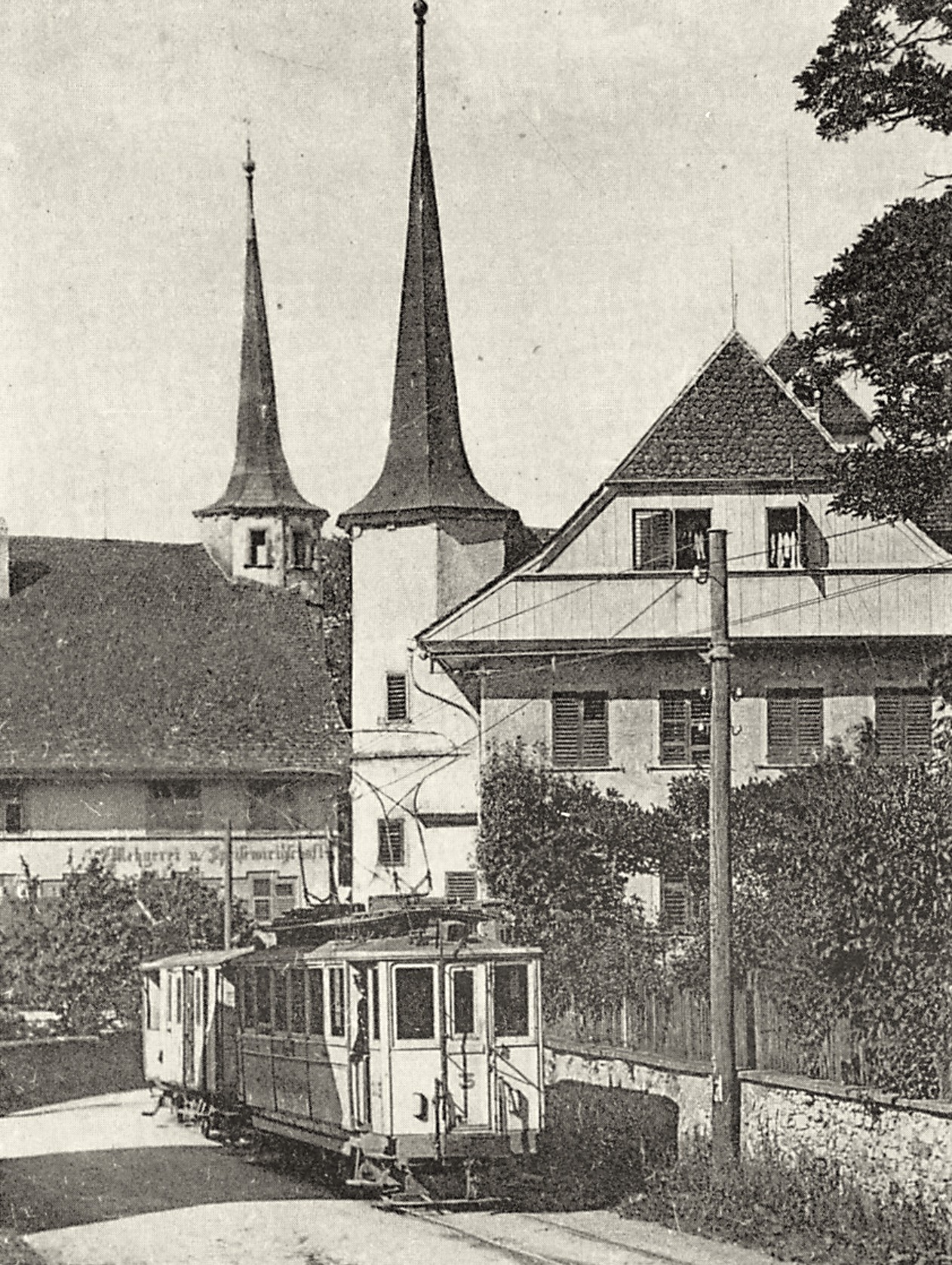 Blick auf die Hinteransicht des Hotel & Restaurant zum Schneggen mit einer alten Strassenbahn auf der Strasse. Sepia-Foto aus dem frühen 19. Jahrhundert.